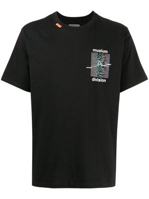 Musium Div. graphic-logo print T-shirt - Black