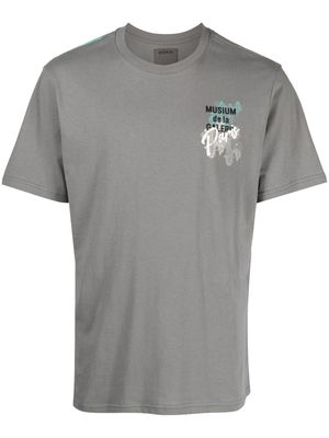 Musium Div. watercolour-effect logo-print T-shirt - Grey