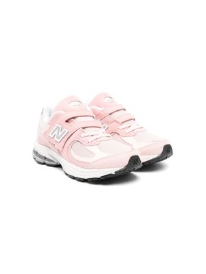 New Balance Kids 2002 touch-strap sneakers - Pink