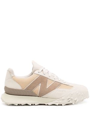 New Balance logo embossed low-top trainers - Neutrals