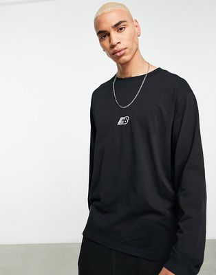 New Balance sweatshirt in black with chest print logo