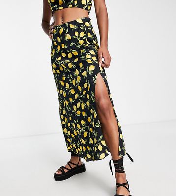 New Look Petite split front midi skirt in black lemon print