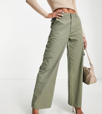 New Look Petite wide leg cargo pants in khaki-Green