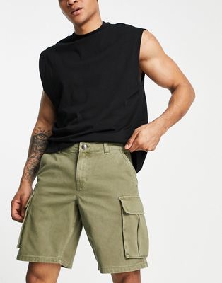 New Look relaxed fit cargo shorts in dark khaki-Green
