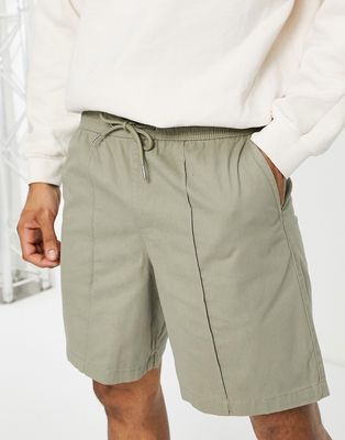 New Look relaxed fit pull on shorts with pintuck in dark khaki-Green
