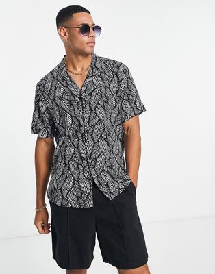 New Look revere collar shirt in mono floral-Black