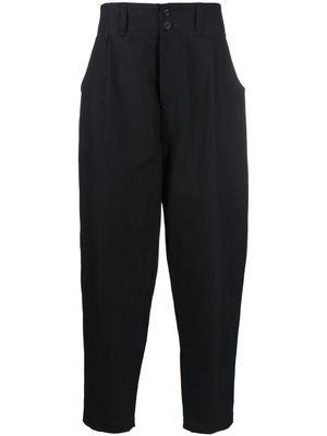 Nicholas Daley pleated tapered trousers - Blue