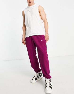 Nike Basketball Dri-FIT Standard Issue cuffed sweatpants in burgundy-Red