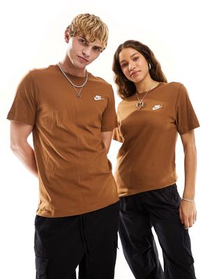 Nike Club Unisex T-shirt in tan-Brown