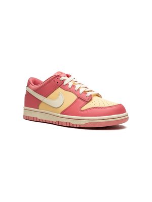 Nike Kids Dunk Low "Strawberry/Peach Cream" sneakers - Red