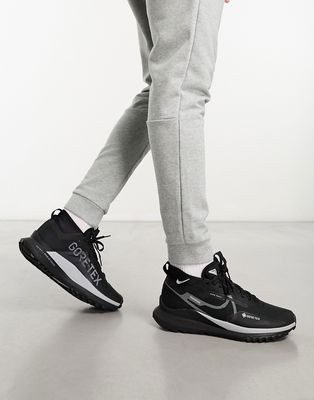 Nike Pegasus Trail 4 sneakers in black and silver