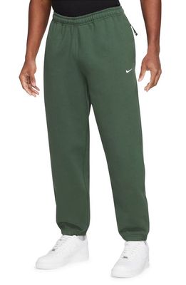 Nike Solo Swoosh Fleece Sweatpants in Fir/White