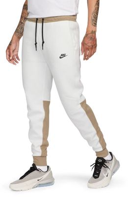 Nike Tech Fleece Joggers in Summit White/Khaki/Black