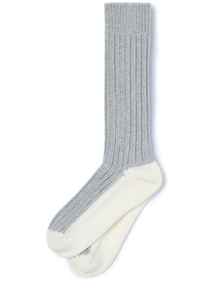 Noir Kei Ninomiya colour-block ribbed-knit lurex socks - Silver
