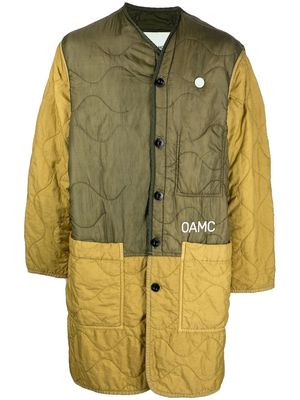 OAMC slogan-print quilted coat - Green