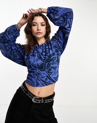Only cropped tie back blouse in blue abstract print