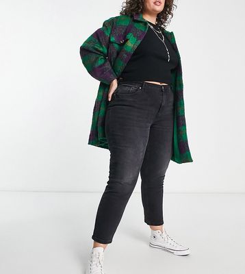 Only Curve Careneda ankle leg mom jeans in black