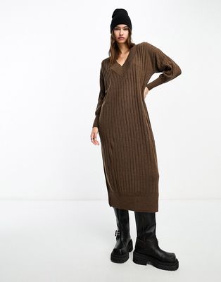Only knitted v neck maxi dress in brown