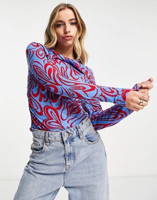 Only twist detail top in blue swirly print