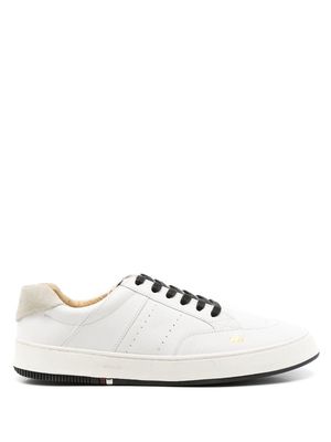 Osklen contrasting-laces low-top sneakers - White
