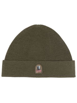 PARAJUMPERS logo-patch knitted merino beanie - Green