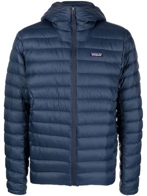 Patagonia logo-patch hooded down jacket - Blue