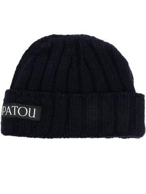 Patou logo-patch ribbed-knit beanie - Blue
