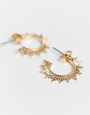 Pieces ornate hoop earrings in gold