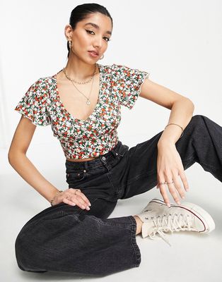 Pieces ruffle sleeve V-neck crop top in red ditsy floral-Multi