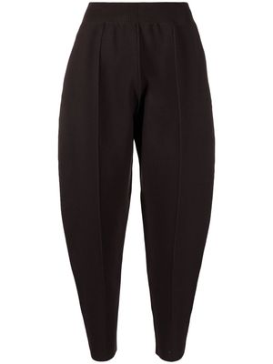 Pleats Please Issey Miyake tapered cropped knitted trousers - Brown