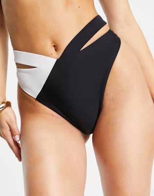 Pour Moi Freedom cut out V bikini bottom in monochrome-Multi