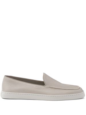 Prada piped-trim leather loafers - Grey