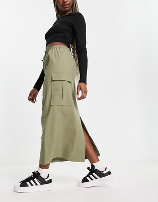 Pull & Bear parachute cargo midaxi skirt in olive with toggle detail-Green