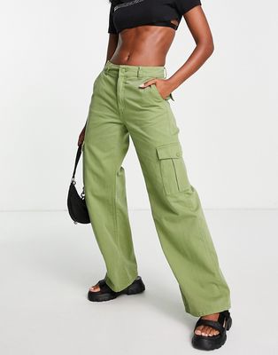 Pull & Bear straight leg cargo pants in khaki-Green