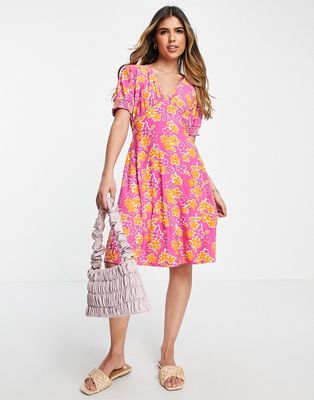 QED London soft touch shirred cuff tea dress in pink floral print-Multi