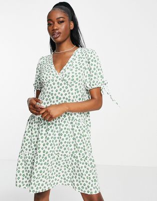 QED London V-neck tiered smock dress in daisy print-Multi
