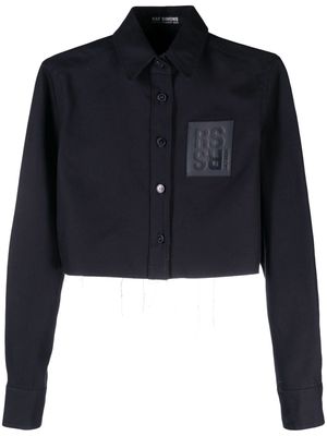 Raf Simons logo-patch cropped cotton shirt - Blue