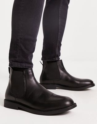 Red Tape minimal chelsea ankle boots in black leather