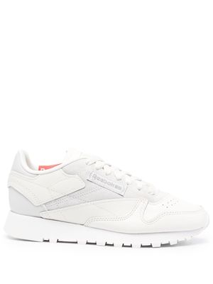 Reebok logo-patch low-top leather sneakers - White