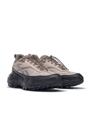 Reebok Zig Zinetica 2.5 Edge unisex sneakers in taupe and black-White