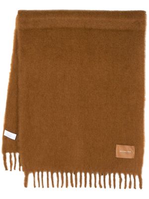 Rejina Pyo Blanket logo-patch fringed scarf - Brown