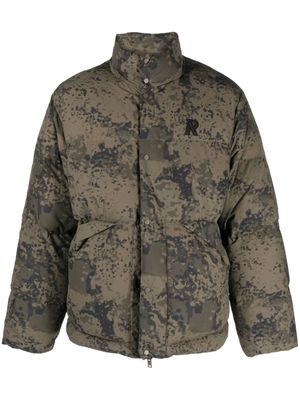 Represent logo-embroidered camouflage puffer jacket - Green