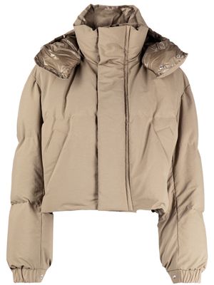 sacai detachable-hood cropped puffer jacket - Brown