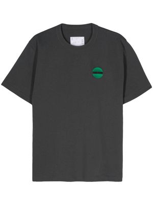 sacai embroidered-slogan T-shirt - Grey