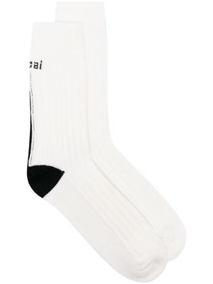 sacai logo intarsia-knit ribbed socks - White