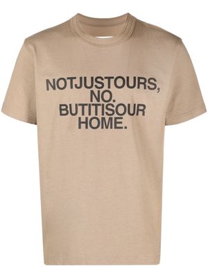 sacai slogan-print crew-neck T-shirt - Brown