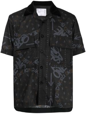 sacai slogan-print short-sleeve shirt - Black