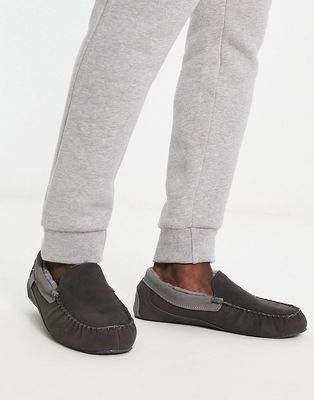 Sheepskin by Totes contrast moccasin slipper in gray