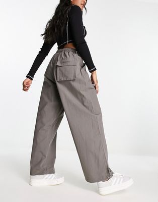 Sixth June parachute pants with tonal embroidery in khaki-Green