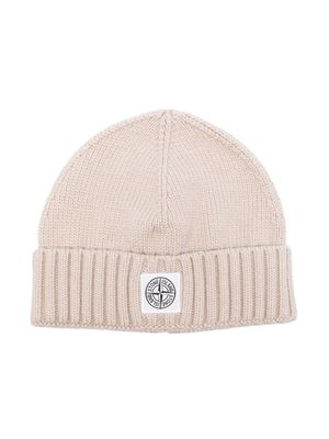 Stone Island Junior Compass logo-patch knitted beanie - Neutrals